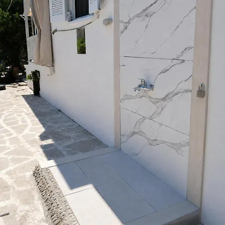 Dinas House 4