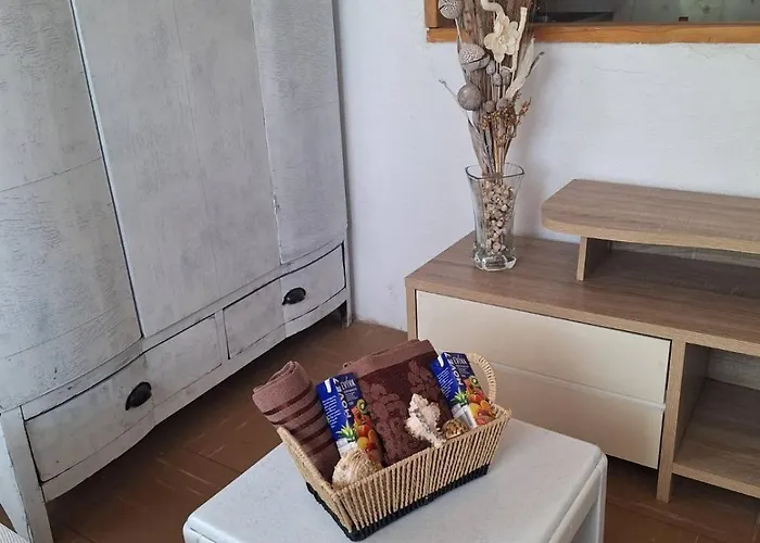 Dinas House 4 *