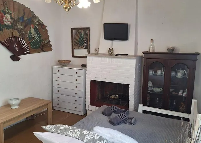 Dinas House 4 *