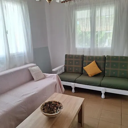 Dinas House 4 *