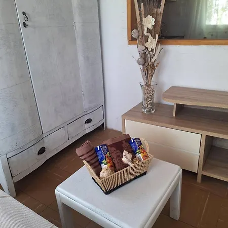 Dinas House 4 *